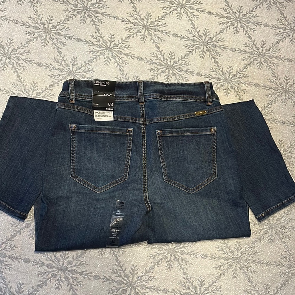 NWT INCESSENTIALS, skinny leg, tummy control, regular fit 8S. Chorus wash.